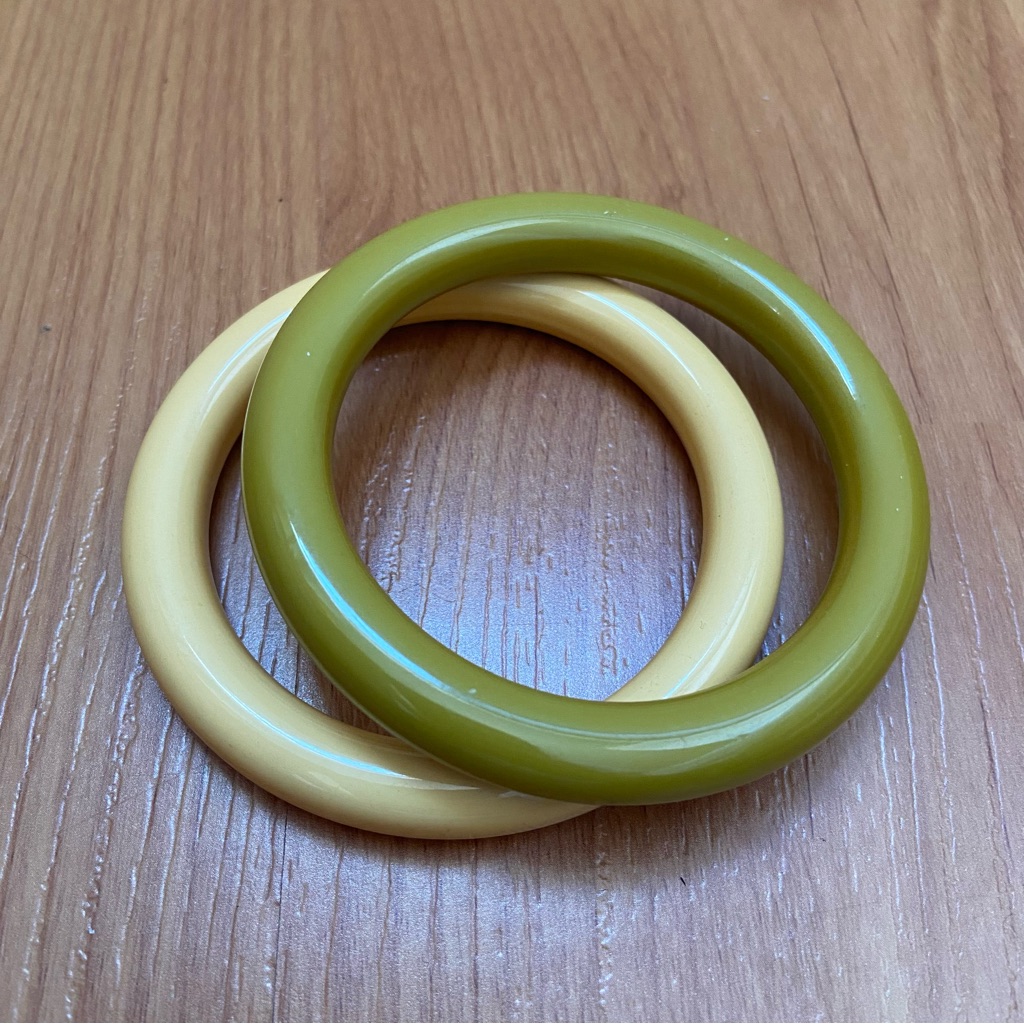 Bakelite Avocado/ Olive Green & Creamy Corn Vintage Bangle Bracelet Bundle